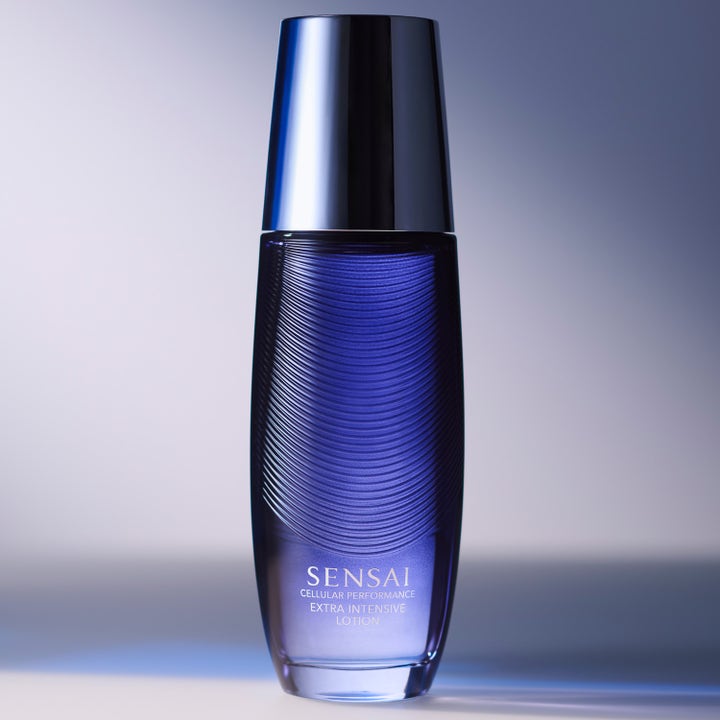 Sensai Cellular Performance Extra Intensive Lotion 125 ml ansiktsserum i en riflet mørkeblå flaske med sølvkork