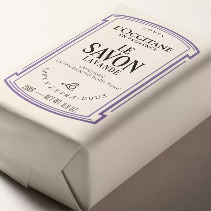L'Occitane en Provence Extra Gentle Soap Lavender 250 g mild håndsåpe i hvit papiremballasje med lilla dekor