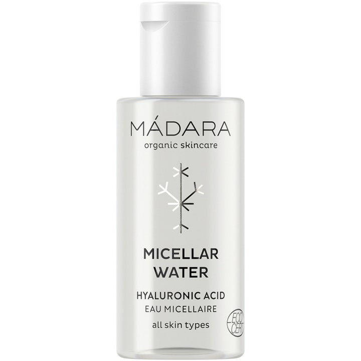 Mádara Micellar Water med hyaluronsyre gir fuktighet i en minimalistisk, klar plastflaske med hvit kork.