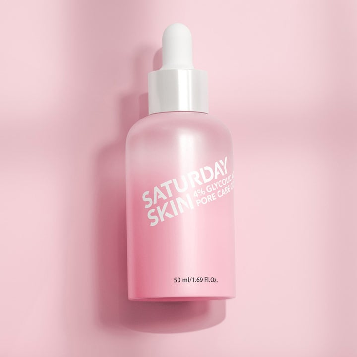 Saturday Skin Pore Active Treatment Serum 50 ml porepleiende serum i en rosa frostet glassflaske med hvit pipette