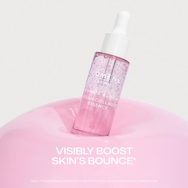 Lumene Vegan Collagen Essence 30 ml serum i rosa glassflaske med hvit pipette på myk base