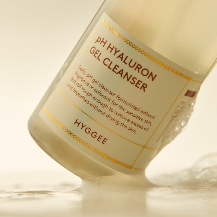 Hyggee Ph Hyaluron Gel Cleanser 200 ml fuktighetsgivende ansiktsrengjøring i flaske omgitt av luftig hvitt skum