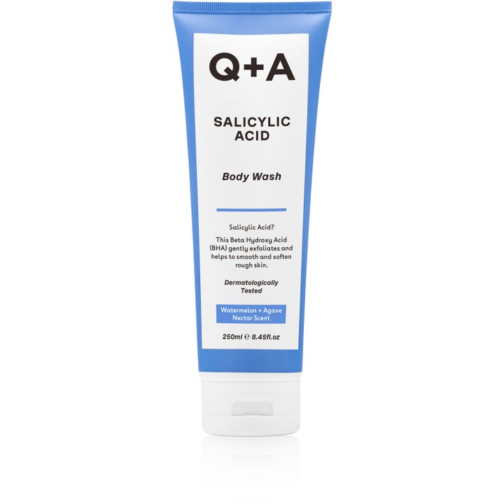 Q+A Salicylic Acid Body Wash 250ml eksfolierende kroppsvask som glatter ut huden i en lyseblå og hvit tube