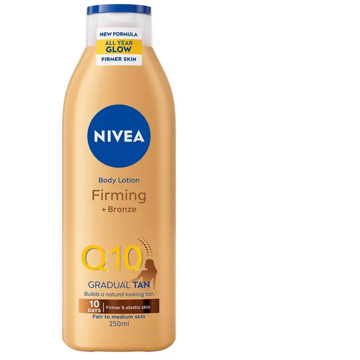 Nivea Firming + Bronze 250ml oppstrammende body lotion gir gradvis brunfarge i en gyllen plastflaske med blått lokk.