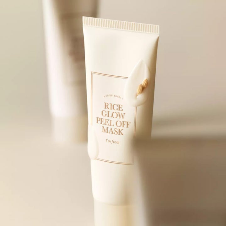 I'm from Rice Glow Peel Off Mask 70 g eksfolierende ansiktsmaske i hvit tube med kremet tekstur og små riskorn
