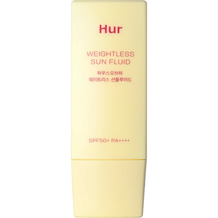 House of Hur Weightless Sun Fluid spf50 lett solkrem for ansikt i en lys gul rektangulær flaske med rosa skrift.