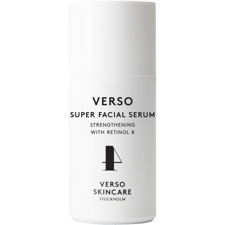 Verso Super Facial Serum 30ml styrkende ansiktsserum med Retinol 8 i hvit minimalistisk flaske med tallet 4.