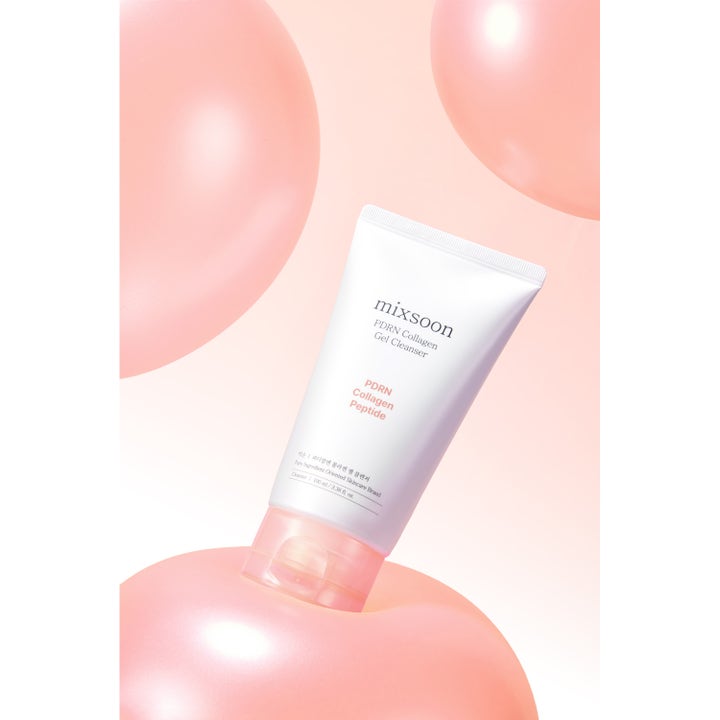 Mixsoon PDRN Collagen Gel Cleanser 100 ml styrkende ansiktsrens i hvit tube med rosa kork blant rosa ballonger
