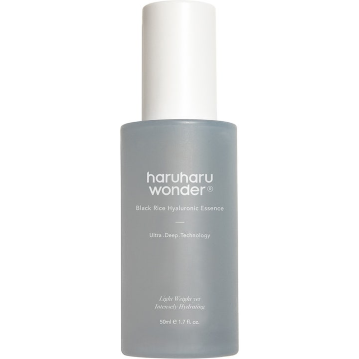 Haruharu Wonder Black Rice Hyaluronic Essence 50ml fuktgivende ansiktssessens i grå frostet glassflaske med hvit kork