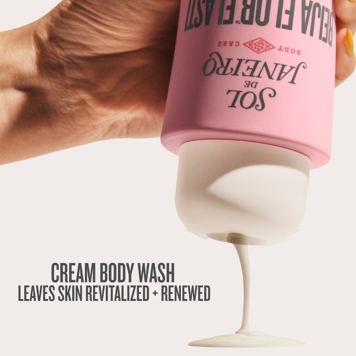 Sol de Janeiro Beija Flor Body Wash 385 ml eksfolierende dusjsåpe i rosa flaske med vegansk squalane og rosa skum.
