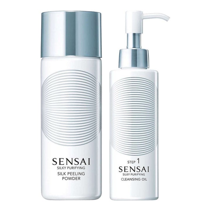 Sensai Silky Purifying Silk Peeling Powder og Cleansing Oil ansiktsrens i hvite flasker med sølvfarget kork og pumpe