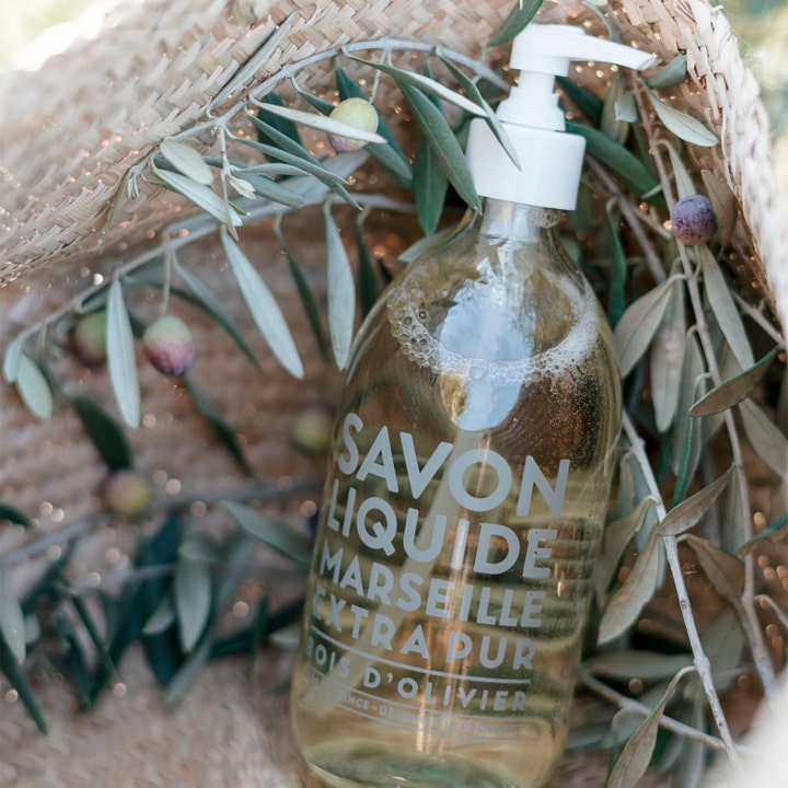 Compagnie de Provence Liquid Marseille Soap 495 ml håndsåpe i glassflaske med pumpe og olivengrener.