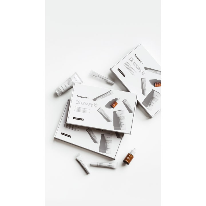 Niche Beauty Lab Transparent Lab Discovery Kit hudpleiesett i hvite esker med reisevennlige tuber og serumflaske
