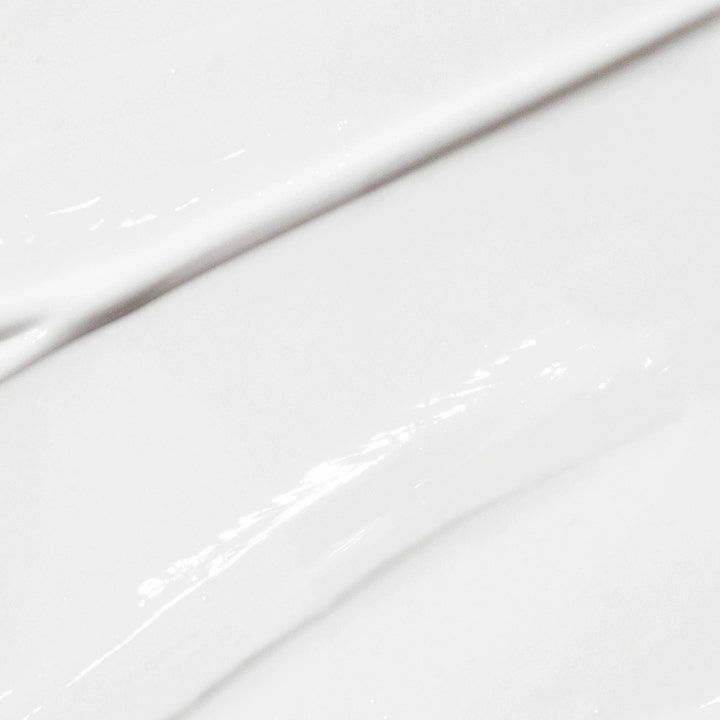 Dermalogica Active Moist 100 ml dagkrem med en silkemyk hvit tekstur som gir huden rikelig med fuktighet.
