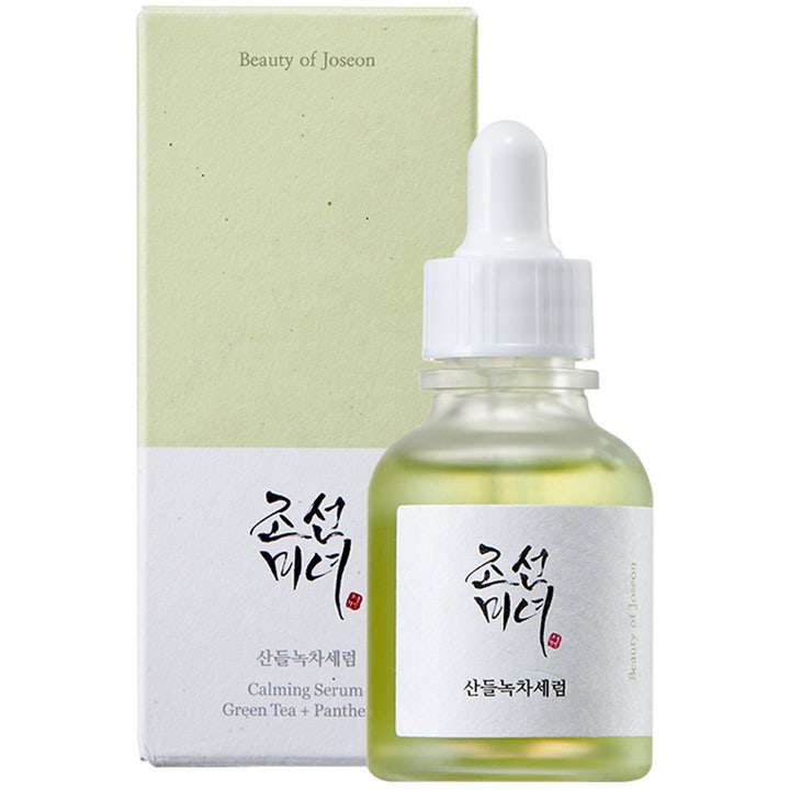 Beauty of Joseon Calming Serum 30 ml beroligende ansiktsserum med grønn te i glassflaske med hvit pipette og eske.