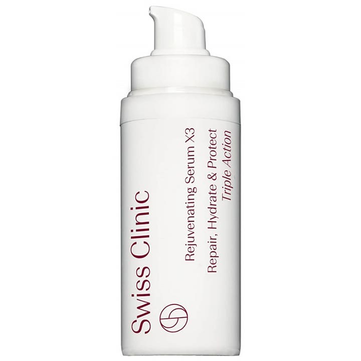 Swiss Clinic Rejuvenating Serum X3 ansiktsserum som reparerer og fukter i en hvit, sylindrisk pumpeflaske.