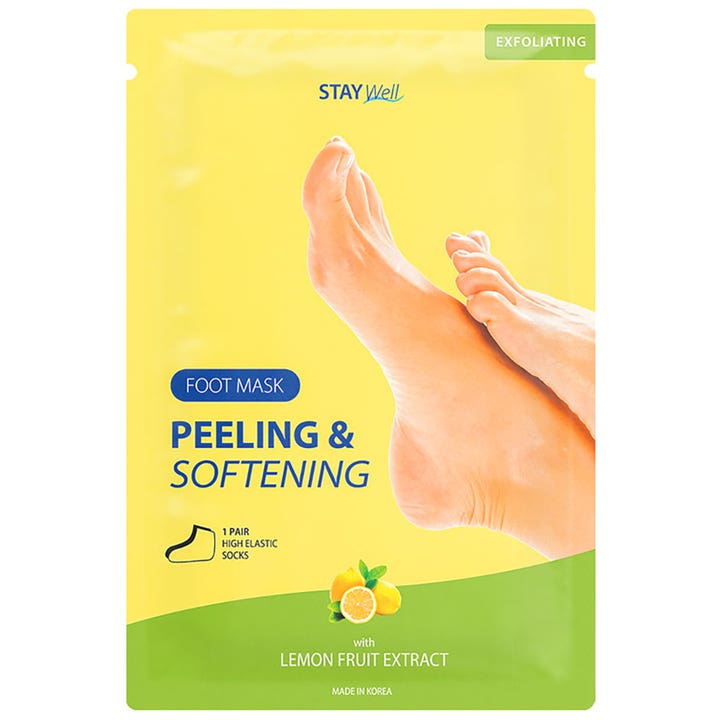 STAY Well Peeling & Softening Foot Mask 1 par eksfolierende fotmaske i gul og grønn pose med bilde av føtter og sitroner.