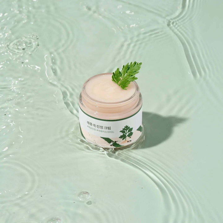 Round Lab Mugwort Calming Cream 80 ml beroligende ansiktskrem i åpen krukke med et lite blad i krusende vann