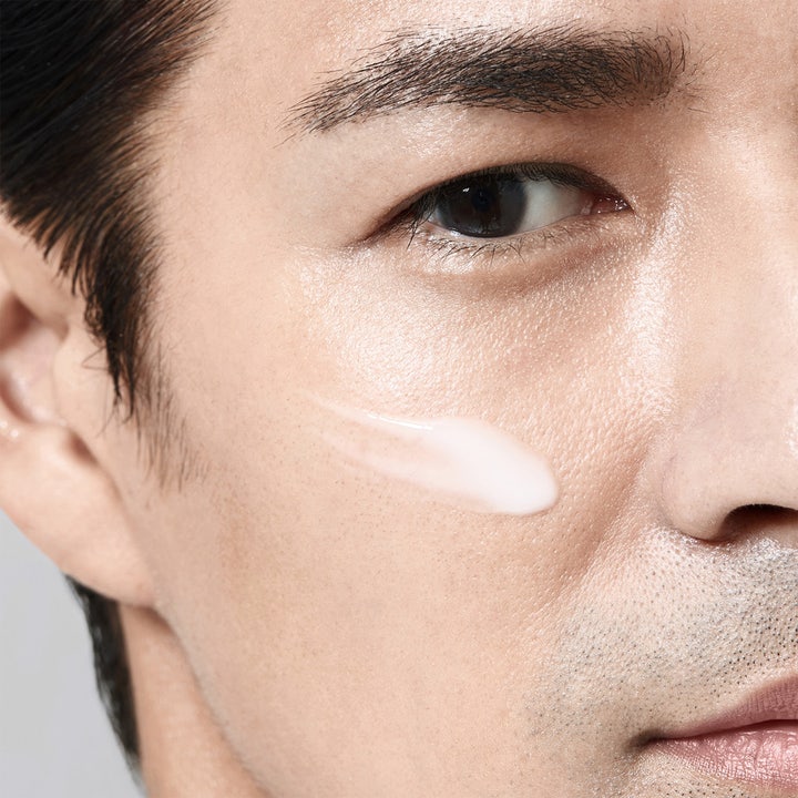 Shiseido Men Energizing Moisturizer Fluid 100 ml fuktighetsgivende ansiktskrem med lett tekstur på mannens kinn.