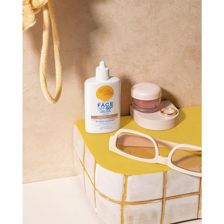 Bondi Sands SPF50+ Everyday Tinted Face Fluid 50 ml farget solkrem for ansiktet i hvit flaske ved solbriller.