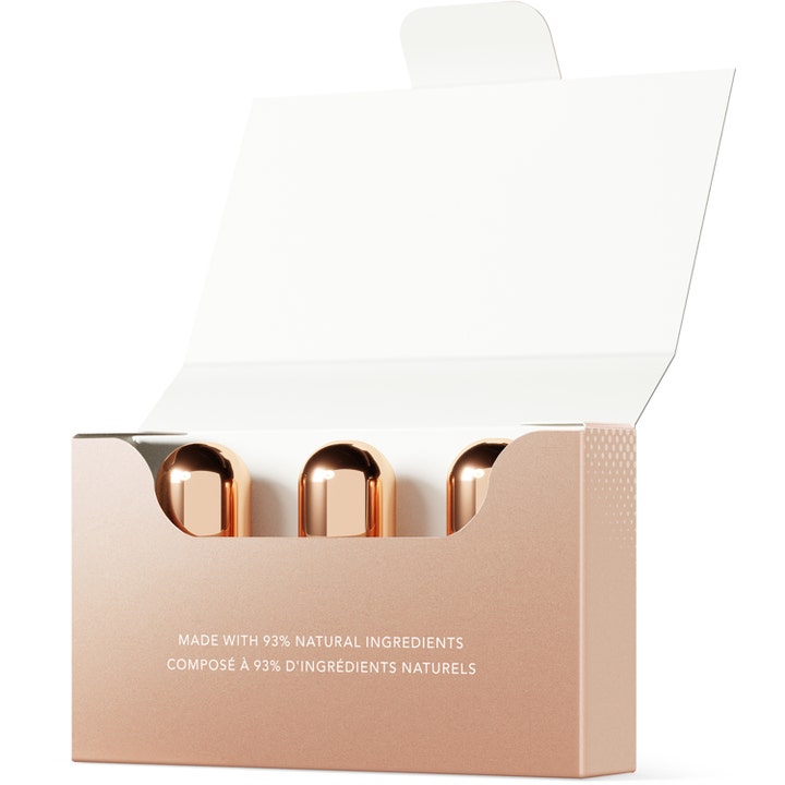 FOREO SUPERCHARGED Eye & Lip Contour Booster 10.5 ml serum i åpen rosegull eske med tre små metalliske beholdere