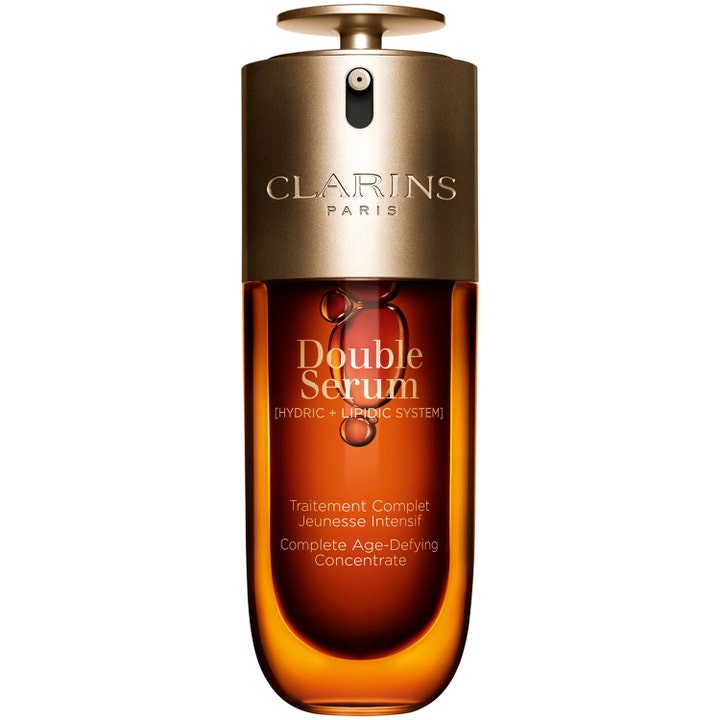 Clarins Double Serum anti-age serum som gir fastere hud og glød i en ravfarget pumpeflaske med gulldetaljer.