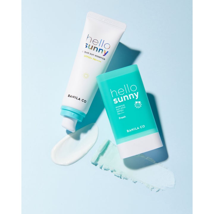 Banila Co Hello Sunny Essence Sun Stick 18,5 g solkrem for ansiktet med SPF 50 og frisk lyseblå tekstur.
