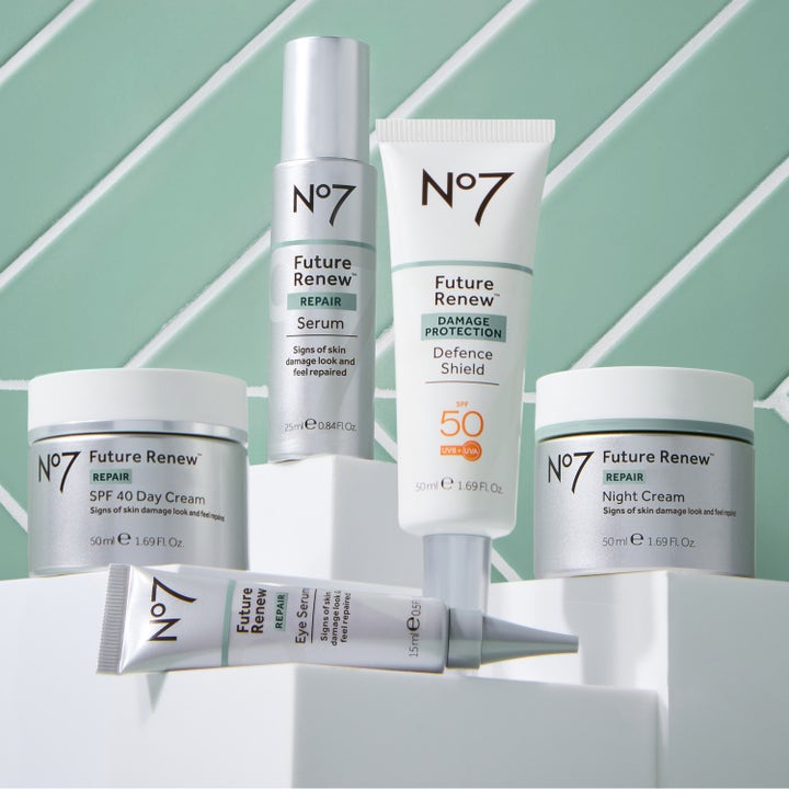 No7 Future Renew Defence Shield SPF50 50 ml beskyttende solkrem vist sammen med resten av serien på hvite blokker