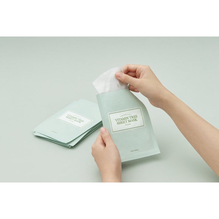 I'm from Vitamin Tree Sheet Mask 1 stk glødgivende ansiktsmaske som trekkes ut av lysegrønn forpakning