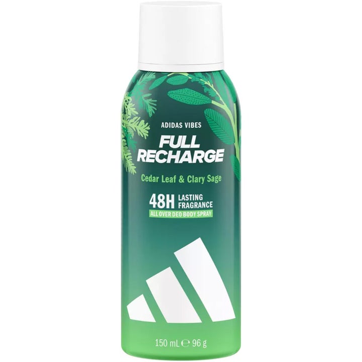 Adidas Vibes Full Recharge 150 ml deo body spray gir friskhet i en grønn sprayflaske med hvitt lokk og bladmønster.