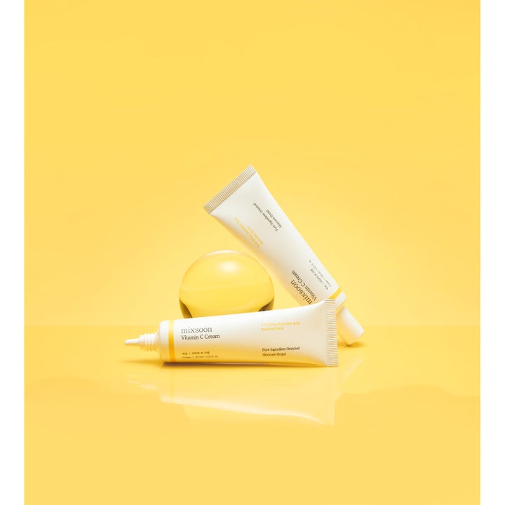 Mixsoon Vitamin C Cream 30 ml glødgivende ansiktskrem vist med to hvite tuber og en gul glasskule på gul bakgrunn