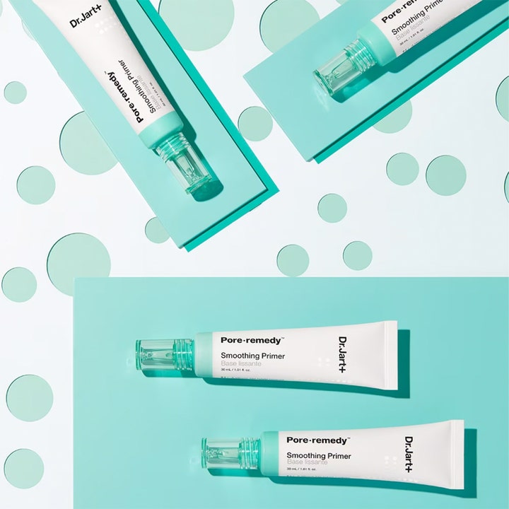 Dr.Jart+ Pore-remedy Smoothing Primer 30 ml utjevnende primer i hvite tuber med klare korker på turkis bakgrunn.
