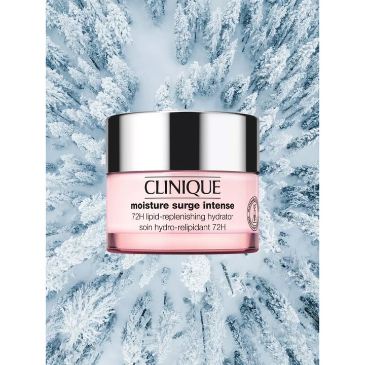 Clinique Moisture Surge Intense 72H 75 ml fuktighetsgivende ansiktskrem i rosa krukke foran snødekt vinterskog.
