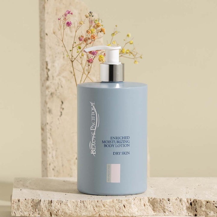 Beauté Pacifique Enriched Moisturizing Body Lotion 500 ml parfymefri kroppskrem i blå pumpeflaske for tørr hud
