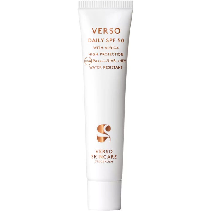 Verso Daily SPF 50 vannavstøtende solkrem i hvit tube med bronsefarget tekst gir høy UV-beskyttelse.