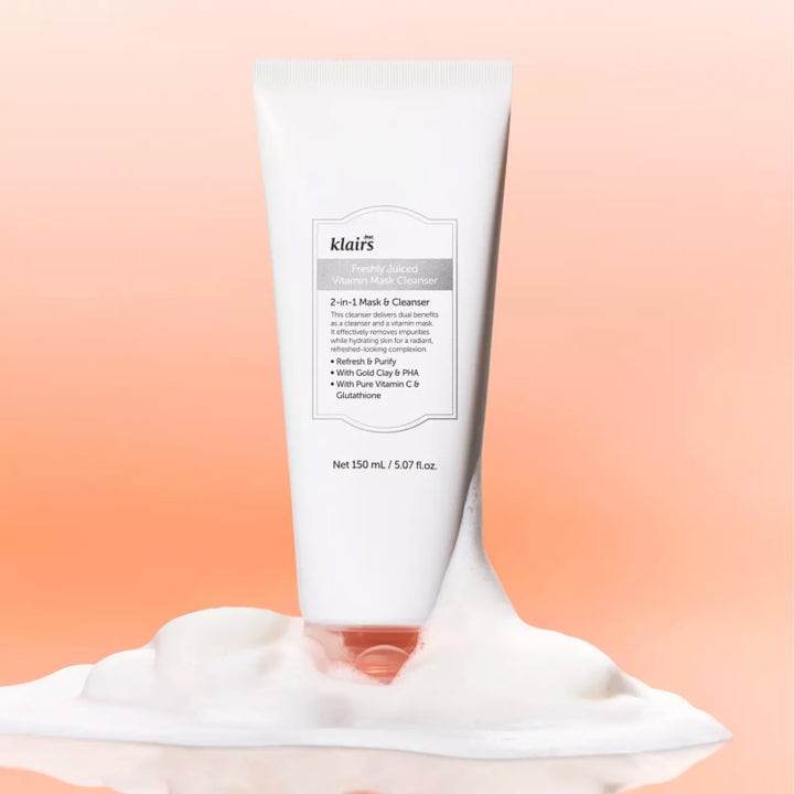 Klairs Freshly Juiced Vitamin Mask Cleanser 150 ml ansiktsrens i hvit tube som står i fyldig hvitt skum