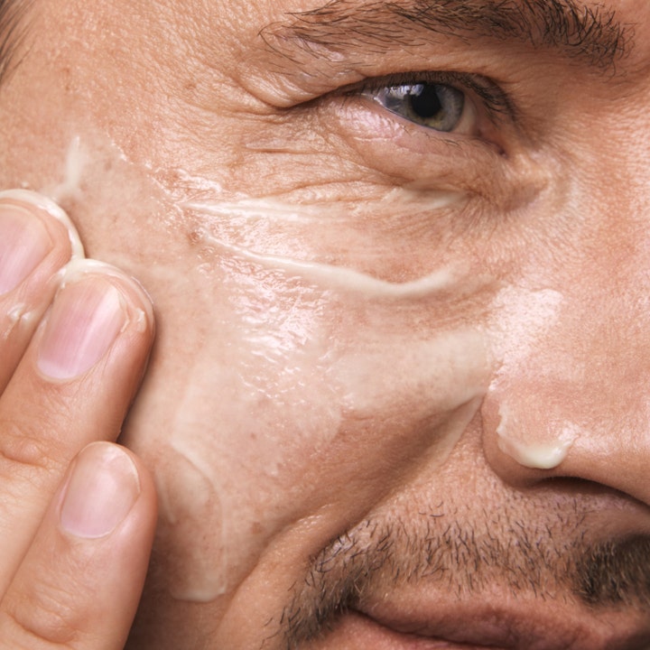 MÁDARA AGE PRO Smooth Day Cream 50 ml utjevnende dagkrem med en kremet tekstur som smøres ut over ansiktshuden.