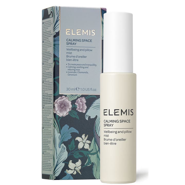 Elemis Calming Space Spray 30 ml beroligende ansiktsspray i matt kremhvit flaske og eske med blomstermønster.