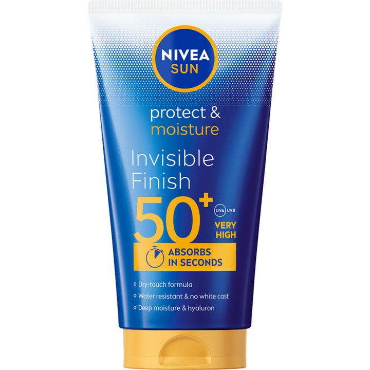 Nivea Sun Protect & Moisture Invisible Finish SPF 50+ fuktighetsgivende solkrem i blå tube med gult lokk