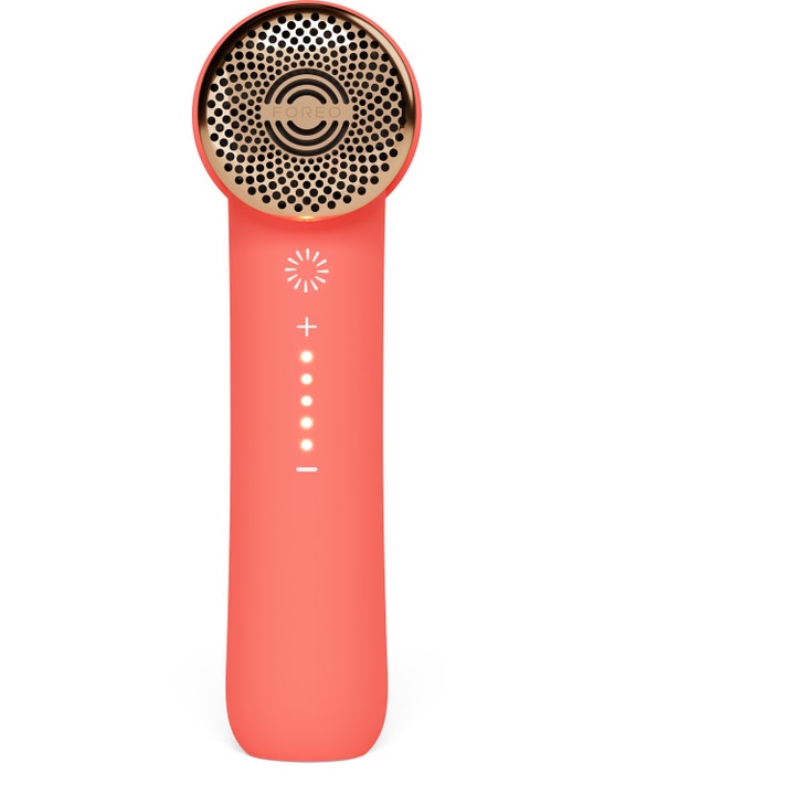 FOREO PEACH 2 go Peach 1 stk IPL-enhet for hårfjerning i korallfarget design med gylne detaljer og lysende knapper.