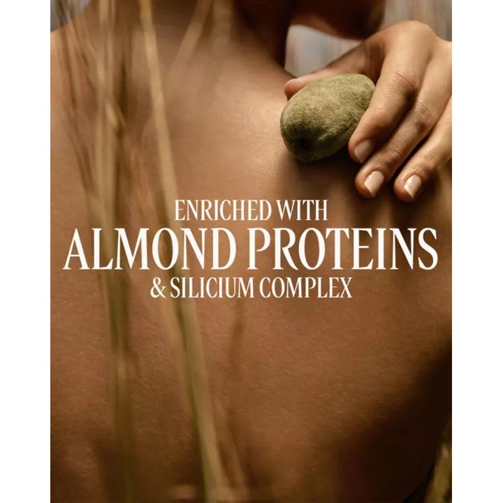 L'Occitane en Provence Almond Milk Concentrate 200 ml bodylotion med tekst Enriched with Almond Proteins på hud