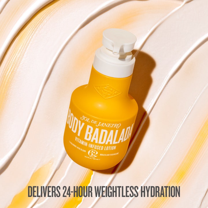 Sol de Janeiro Body Badalada 400 ml fuktighetsgivende bodylotion i gul pumpeflaske på kremet tekstur