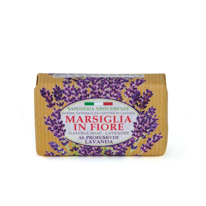 Nesti Dante Marsiglia In Fiore Lavender fast såpe som beroliger huden i papir med lilla lavendelblomster.