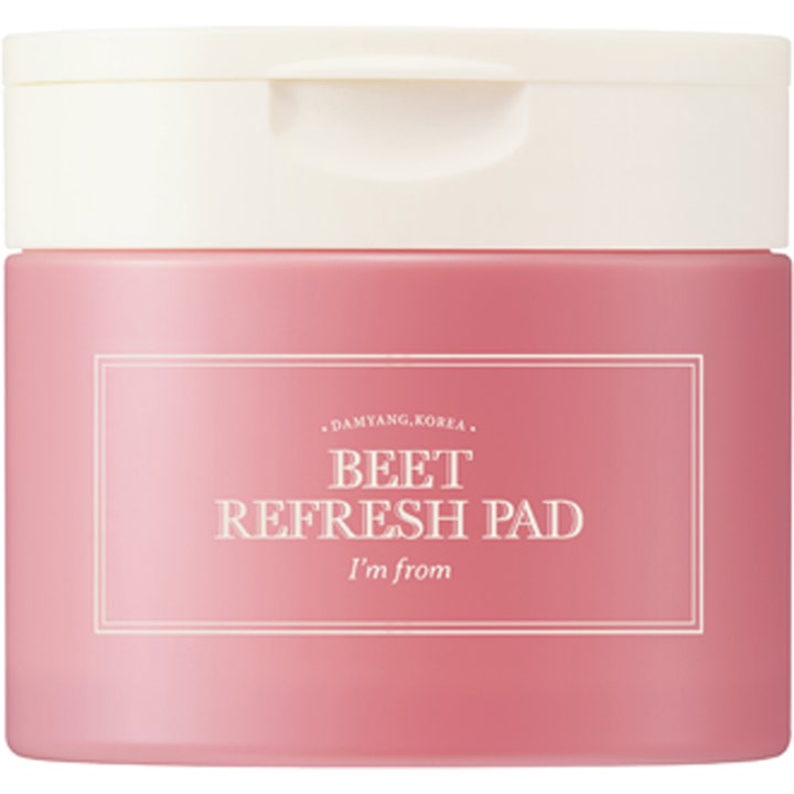 I'm from Beet Refresh Pad beroligende ansiktspads i en støvrosa krukke med hvitt lokk som gir glød.