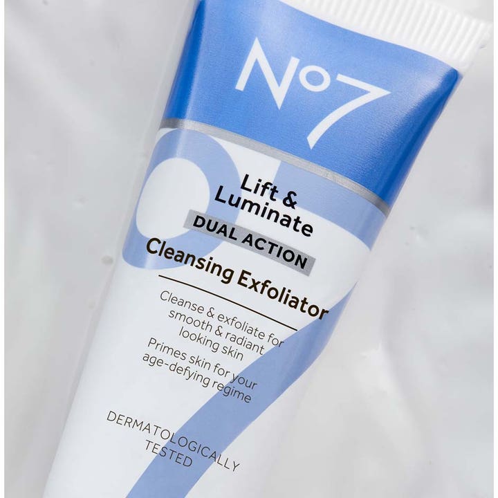 No7 Lift & Luminate Cleansing Exfoliator 100 ml ansiktsrens i hvit og blå tube gir glattere hud med fornyet glød.