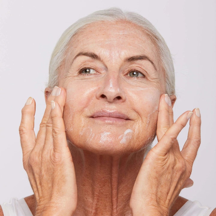 Dermalogica AGE smart Super Rich Repair 50 ml nærende ansiktskrem for fukt påføres av en kvinne med grått hår