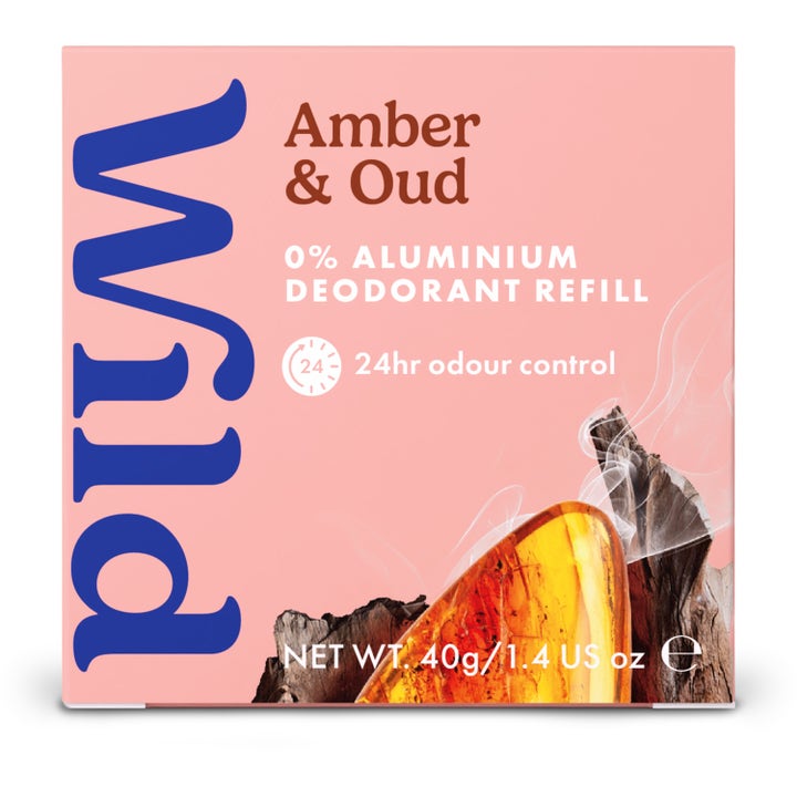 Wild Deo Stick Refill Amber Oud 40 g aluminiumsfri deodorant gir 24 timers luktkontroll i rosa eske med rav og tre.
