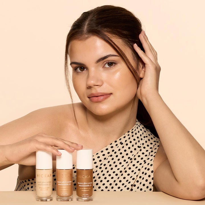Hickap Honey Glow Serum 30 ml glødgivende ansiktsserum vist av kvinne med strålende hud og tre små glassflasker