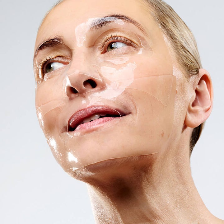 Currentbody Skin Hydrogel Face mask 26 g fuktighetsgivende sheet mask vist som en transparent glansfull maske på huden