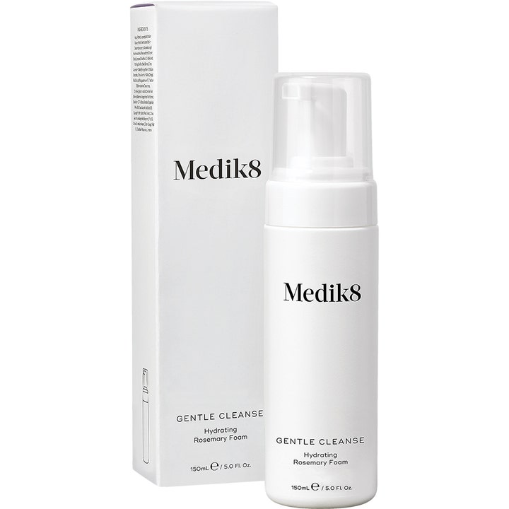Medik8 Gentle Cleanse 150 ml fuktighetsgivende rengjøringsskum i hvit pumpeflaske med gjennomsiktig lokk og eske
